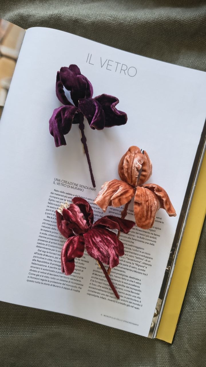Textielkunst: Maak je eigen iris-broche van Italiaans zijdefluweel