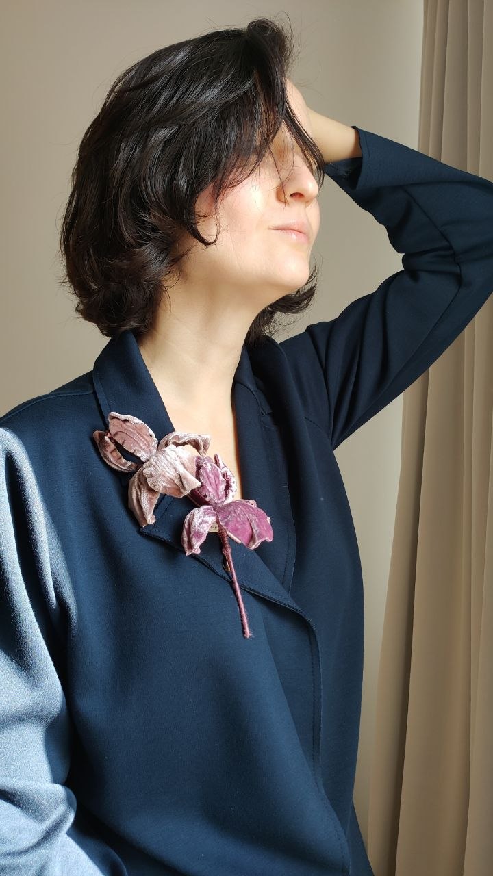 Textielkunst: Maak je eigen iris-broche van Italiaans zijdefluweel