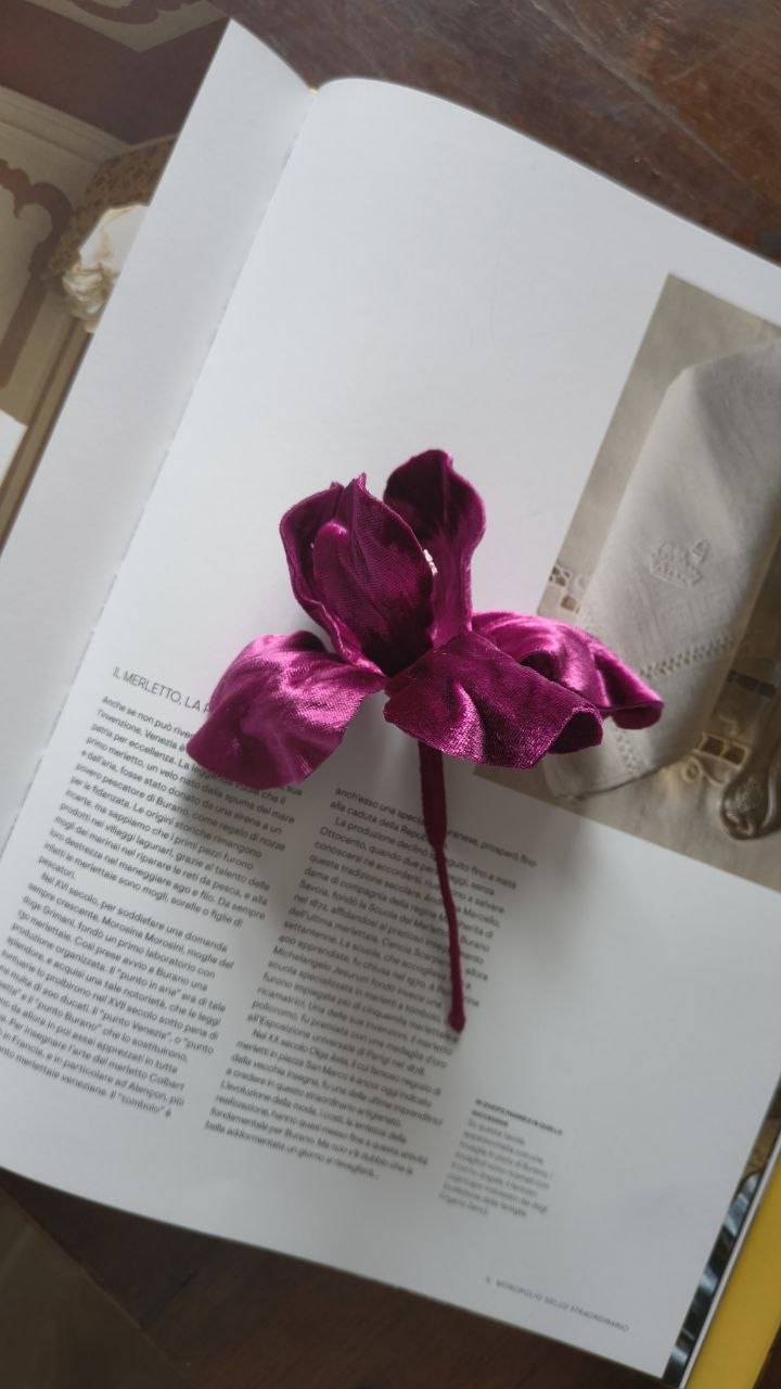 Textielkunst: Maak je eigen iris-broche van Italiaans zijdefluweel