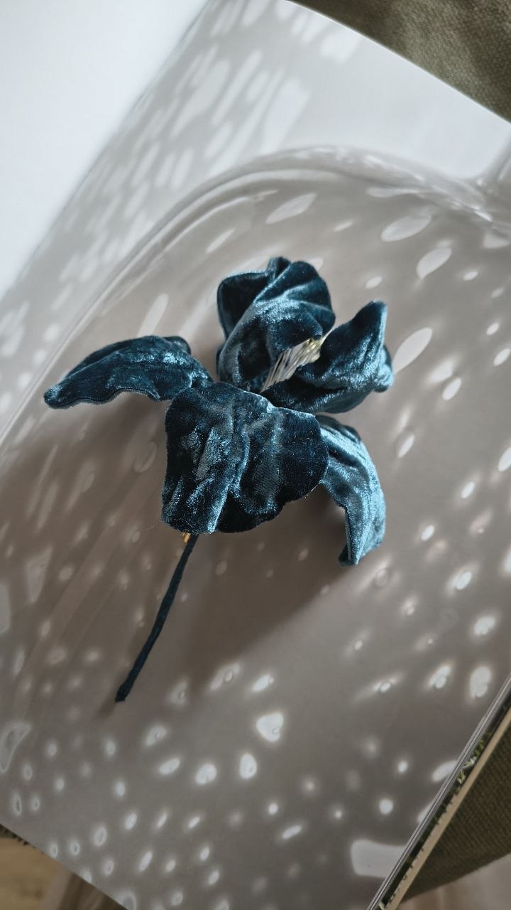 Textielkunst: Maak je eigen iris-broche van Italiaans zijdefluweel