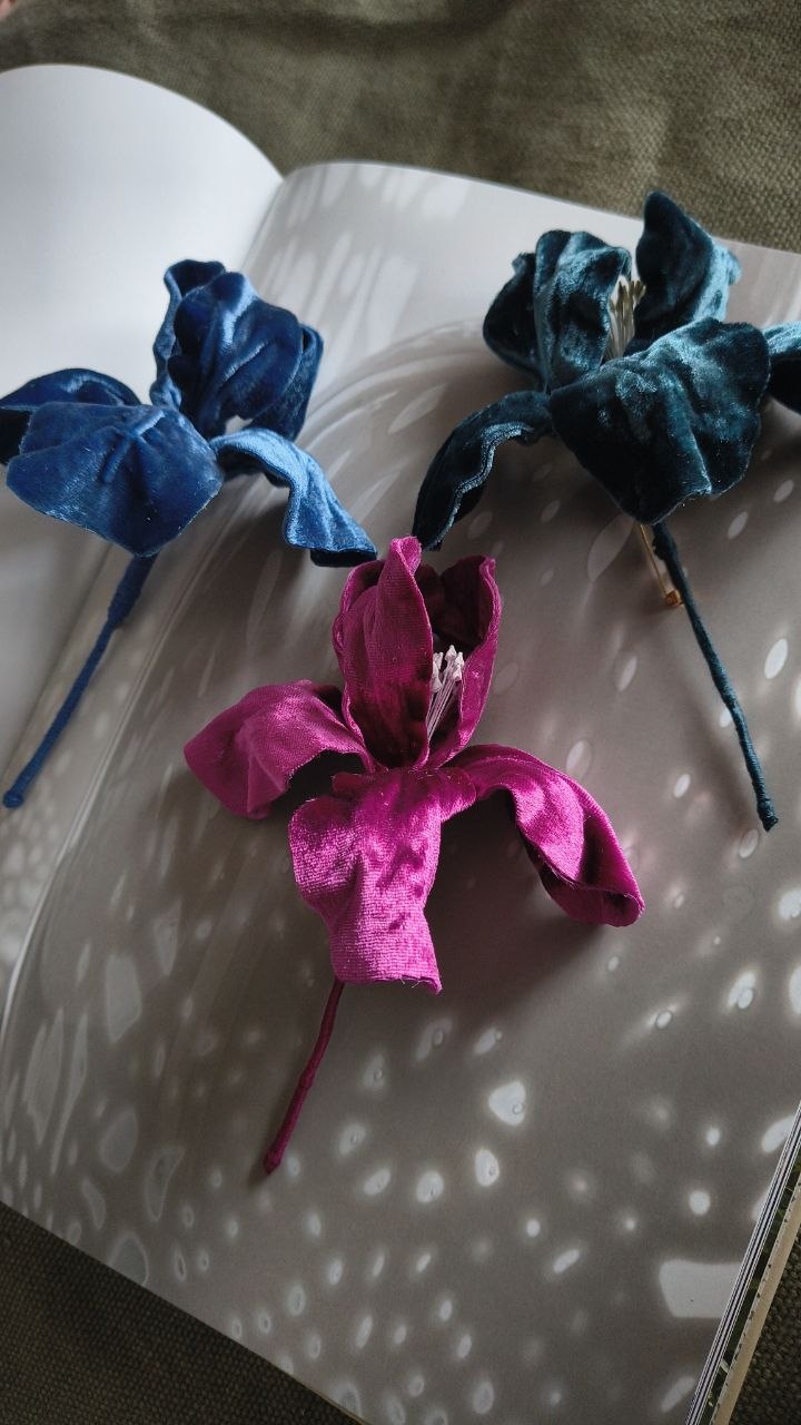 Textielkunst: Maak je eigen iris-broche van Italiaans zijdefluweel